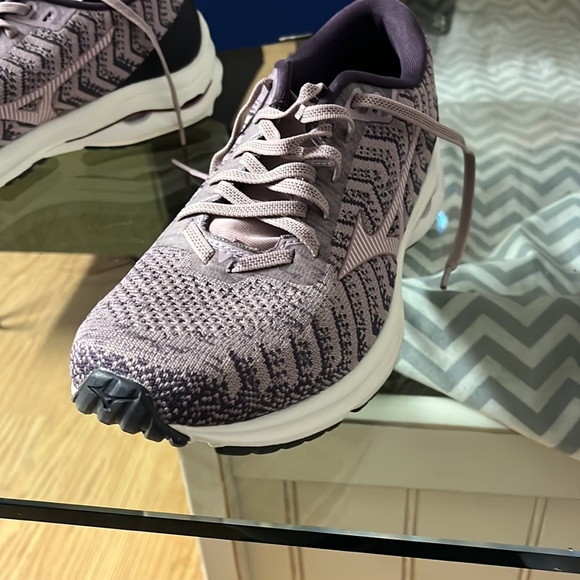 Super soft woven blend. Supposed to be extremely comfortable but don’t fit me. - Picture 2 of 4